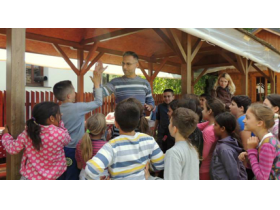 Osnovci u poseti Etno-kući u Kupinovu